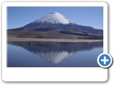 volcan Parinacota se reflétant sur le lac Chungara