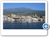 vue du port de Riposto dominé par l'Etna - Sicile